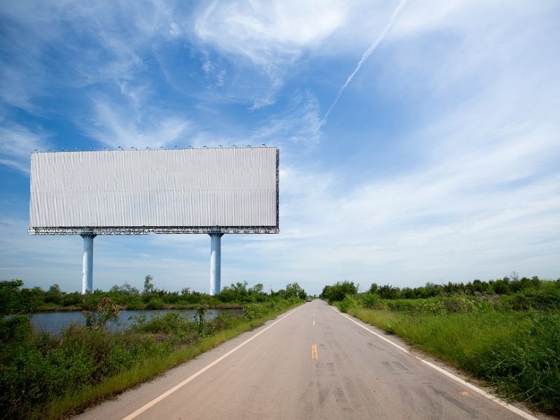 Painel Rodoviário em Guaratuba: Exposição de Elite no Corredor Turístico e Logístico do Litoral
